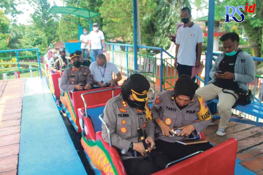 Kapolres Magelang Kota AKBP Yolanda Evalyn Sebayang didampingi Dirut Perumda TKL Ecopark Arif Taat Ujiyanto mengecek wahana di TKL Ecopark kemarin (26/4). (ROFIK SYARIF G P/JAWA POS RADAR SEMARANG)