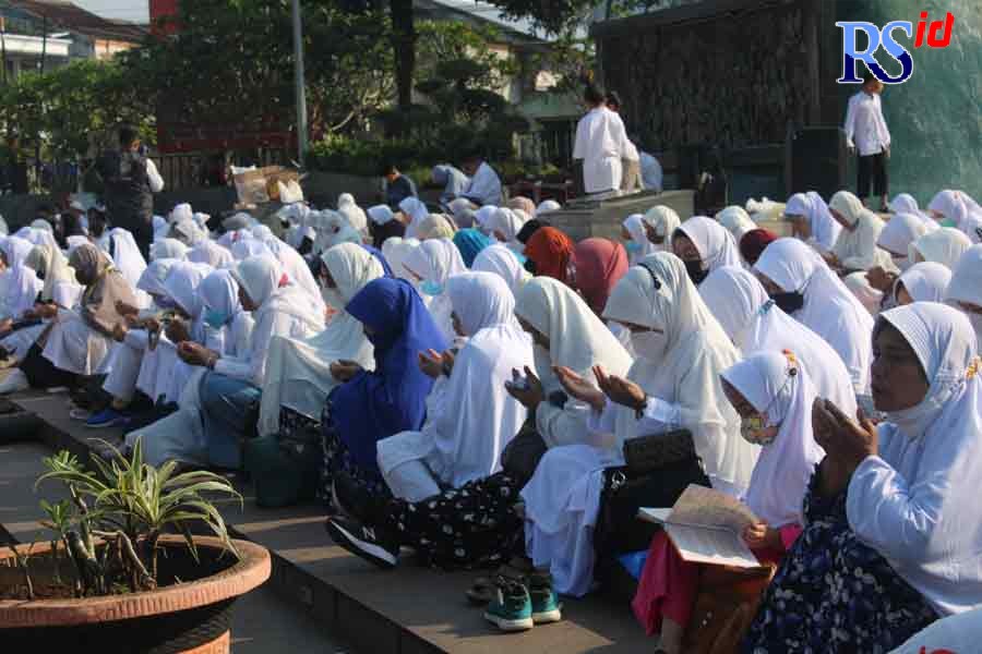 Puluhan umat Islam dari berbagai daerah di Kabupaten Temanggung saat tadarus Alquran di Taman Pancasila Minggu pagi (17/4) kemarin. (ANANTA ERLANGGA MUSA/JAWA POS RADAR SEMARANG)