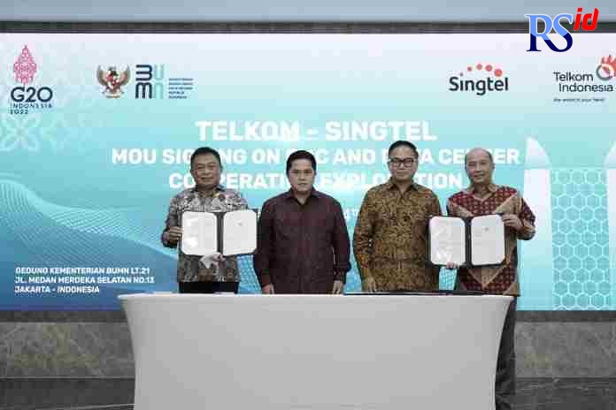 KERJASAMA : Direktur Utama Telkom Ririek Adriansyah (paling kiri) bersama CEO Singtel Group Yuen Kuan Moon (paling kanan) usai penandatanganan MoU kolaborasi untuk pengembangan bisnis data center regional serta integrasi layanan fixed dan mobile broadband
