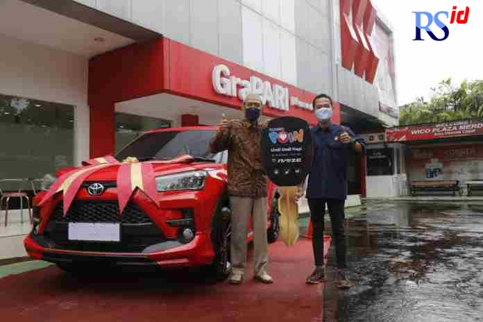 KEJUTAN MEMBAWA KEBAHAGIAAN :  Bagus Indratno, 66, pensiunan dosen perguruan tinggi swasta di Purwokerto mendapatkan hadiah mobil dari Telkomsel.