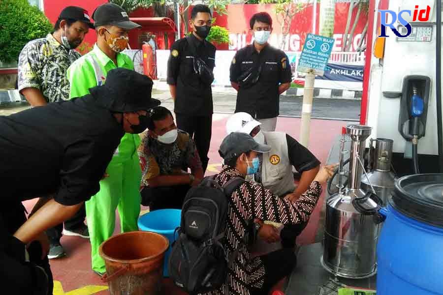 Petugas UPTD Metrologi Legal Kota Pekalongan melakukan pengawasan dan tera ulang SPBU dan Pertashop. Upaya tersebut untuk menghindari kecurangan terhadap konsumen. (Luthfi Hanafi/Jawa Pos Radar Semarang)