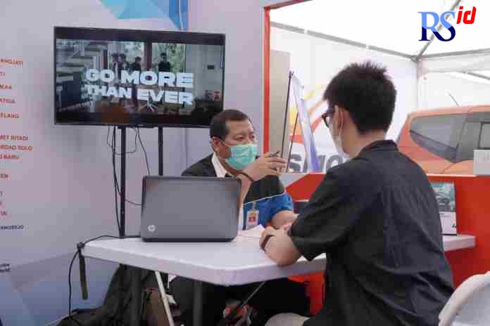 PELAYANAN MAKSIMAL : Petugas bengkel Posko Siaga 24 Jam Nasmoco di Rest Area Salatiga Km 456A sedang melayani pelanggan Nasmoco Kamis (28/4). (DOKUMEN NASMOCO GROUP)