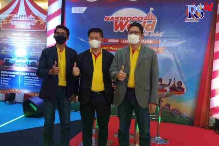 BUKA PAMERAN : Marketing Director Nasmoco Group, Hartono Dinata yang didampingi Marketing Division Head Herybertus Budi (kiri), dan Operation Manager Idwan Wiatmojo (kanan) saat pembukaan pameran di Mal Paragon Rabu (13/4/2022).