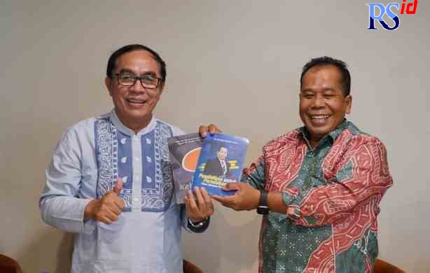 PRODUKTIF : Rektor Unnes Prof Dr Fathur Rokhman meluncurkan dua buku di awal Ramadan ini. (HUMAS UNNES)