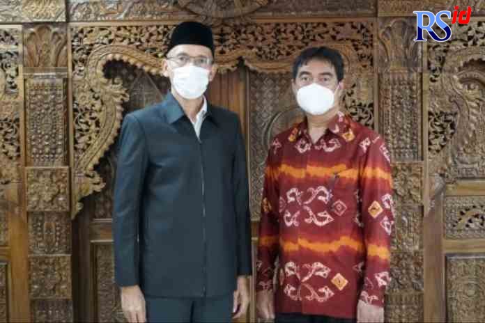 Rektor Untidar Prof. Dr. Ir. Mukh Arifin, M.Sc (kiri) dan Wakil Rektor Bidang Akademik Dr. Ir. Noor Farid, M.Si (kanan). (IST)