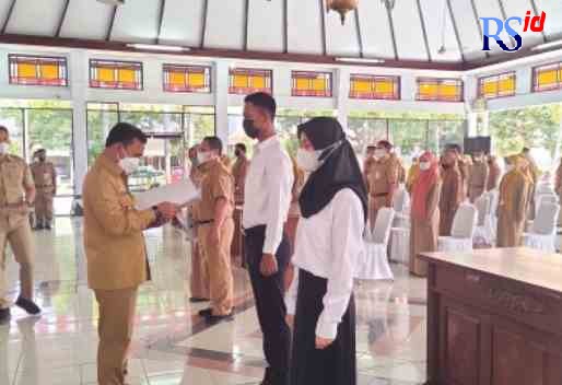 PENYERAHAN SK: Bupati Batang Wihaji saat menyerahkan SK 26 CASN di pendopo pemkab Senin (4/4). (RIYAN FADLI/JAWA POS RADAR SEMARANG)