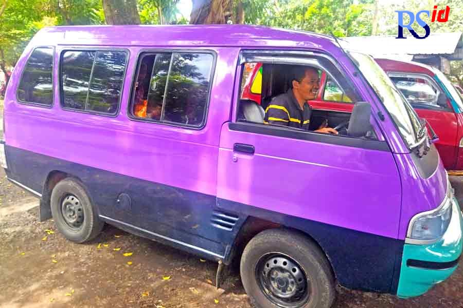 Angkot di Terminal Muntilan sedang menunggu penumpang. Sopir khawatir dengan wacana harga pertalite naik. (LUQMAN SULISTIYAWAN/JAWA POS RADAR SEMARANG)