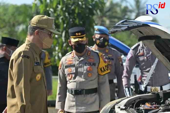 SIAP BERTUGAS : Wakil Bupati Temanggung Heri Ibnu Wibowo dan Kapolres Temanggung AKBP Burhanuddin memeriksa kendaraan personel dalam apel pasukan di halaman Mapolres Temanggung Jumat (22/4). (IST)