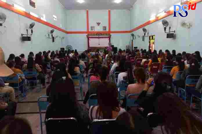 Para Pemandu Karaoke di karaoke Sunan Kuning saat mendapatkan penyuluhan kesehatan. (DOKUMENTASI FIGUR RONGGO WASSALIM/ JAWA POS RADAR SEMARANG)