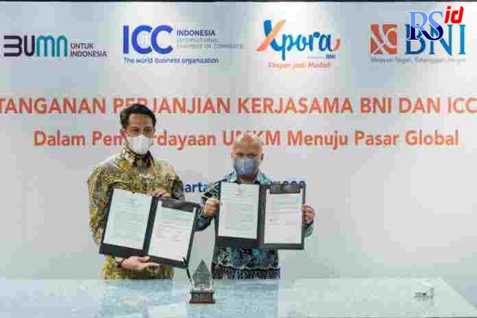 Direktur Treasury dan Internasional BNI Henry Panjaitan dengan Presiden ICC Indonesia IIham Akbar Habibie dalam Penandatanganan Perjanjian Kerjasama (PKS) BNI dan ICC Indonesia dalam Pemberdayaan UMKM Menuju Pasar Global di Xpora Hub Gedung Smesco Jakarta