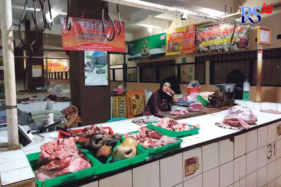 Di awal Ramadan penjualan daging sapi meningkat, meski harganya naik Rp 5 ribu per kilogram. (LUQMAN SULISTIYAWAN/JAWA POS RADAR SEMARANG)
