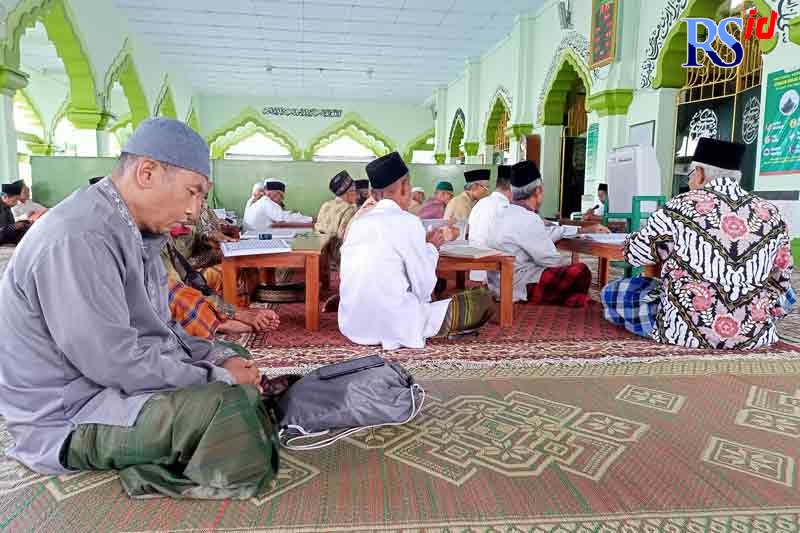 Jamaah mendengarkan lantunan ayat-ayat Alquran dalam tradisi semaan di Masjid Agung Kota Magelang kemarin. (ROFIK SYARIF G P/JAWA POS RADAR SEMARANG)