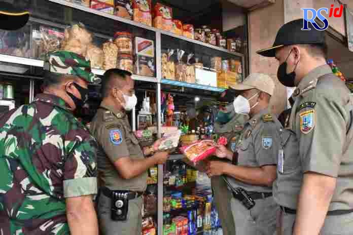 Operasi: Petugas gabungan melakukan operasi dan menemukan makanan kedaluwarsa. (Dhinar Sasongko/Jawa Pos Radar Semarang)