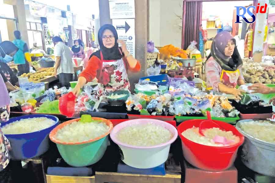 Pedagang di Pasar Muntilan meraup untung dari jualan kolang-kaling di bulan Ramadan. (LUQMAN SULISTIYAWAN/JAWA POS RADAR SEMARANG)