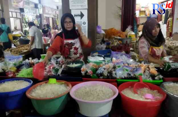 LARIS : Pedagang di Pasar Muntilan meraup untung dari jualan kolang-kaling di bulan Ramadan. (LUQMAN SULISTIYAWAN/JAWA POS RADAR MAGELANG)