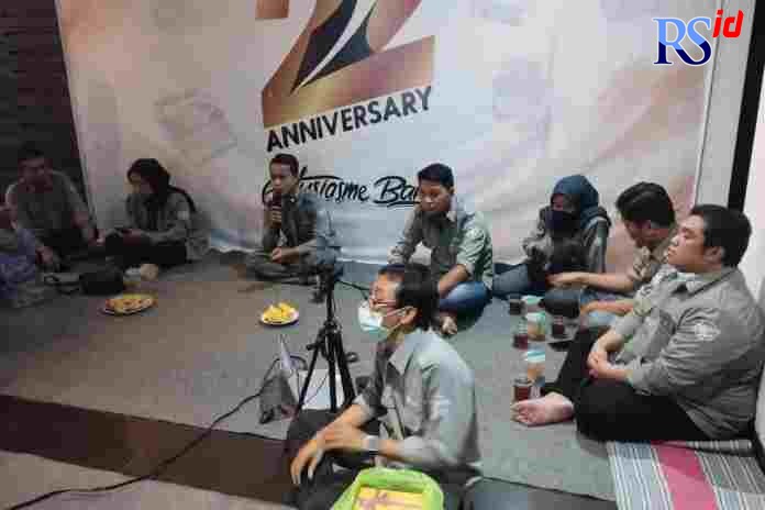 Kru Jawa Pos Radar Semarang mengikuti Kuliah Tunggu Maghrib dengan pematerinya adalah Wartawan Jawa Pos Radar Semarang Muhammad Iqbal Amar di Jalan Veteran 55 Kota Semarang, Kamis (14/4). (NUR CHAMIM/JAWA POS RADAR SEMARANG)