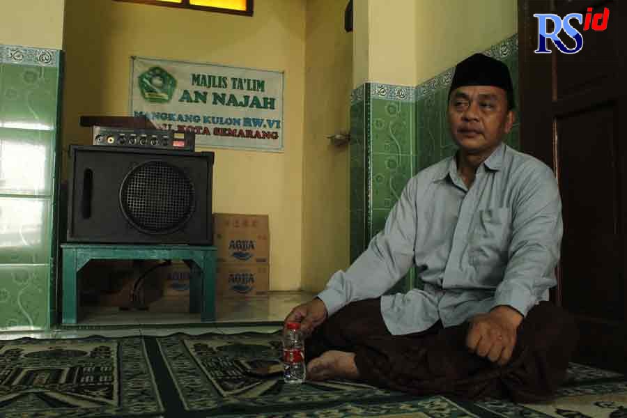 Ketua Takmir Musala Sabilunnajah Rusmani berdakwah kepada masyarakat yang mayoritas berkecimpung pada industri karaoke di Gambilangu. (M. Iqbal Amar/Jawa Pos Radar Semarang)