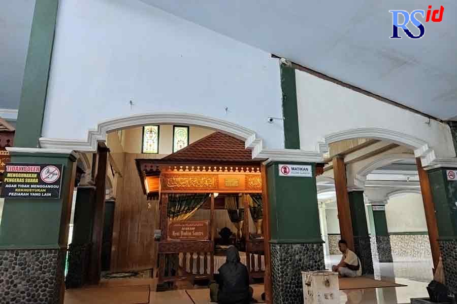 Suasana di Makam Aulia Gunungpring, Muntilan, Senin (4/4). Saat Ramadan tak banyak peziarah yang datang. (RIRI RAHAYU/JAWA POS RADAR SEMARANG)