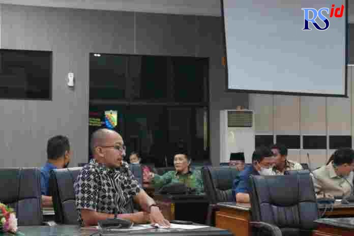 Ketua DPRD Kota Pekalongan saat menemui tim percepatan pembongkaran eks mall Borobudur, Rabu (6/4). (Lutfi Hanafi/Jawa Pos Radar Semarang)