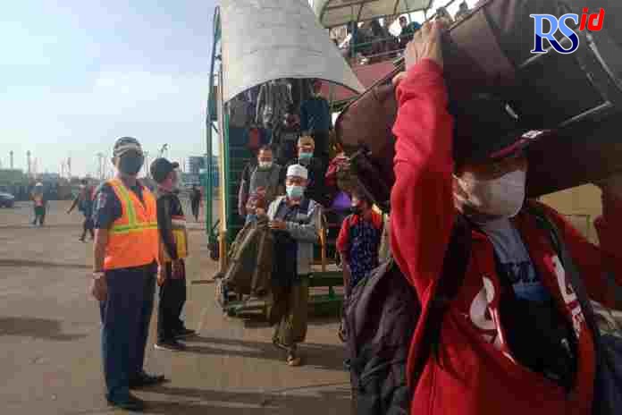 Ribuan pemudik dengan rasa penuh hari dan bahagia begitu turun dari Kapal KM AWU di Pelabuhan Tanjungmas Semarang Sabtu (23/4) pukul 08.00. (FIGUR RONGGO WASSALIM/JAWA POS RADAR SEMARANG)