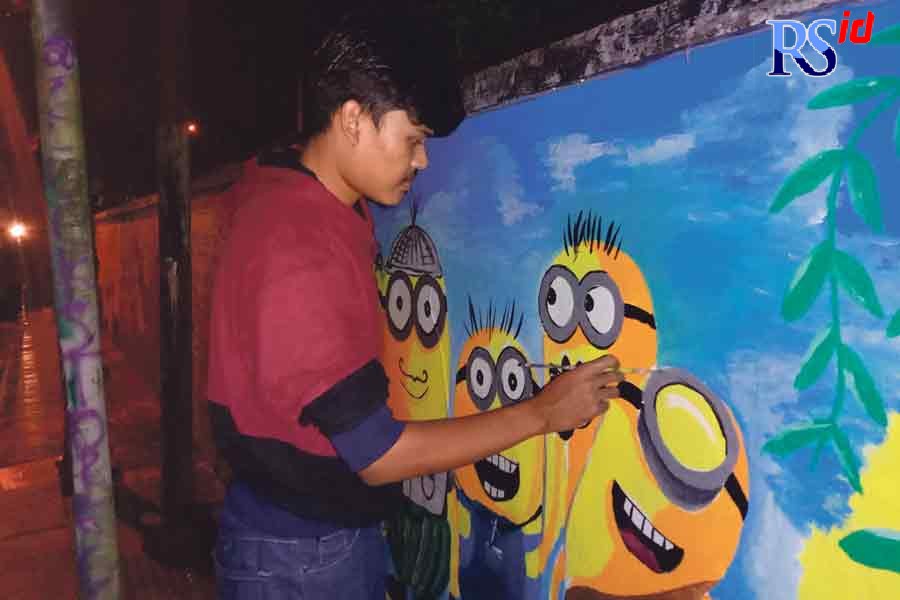 Pelukis mural Magelang menghias dinding-dinding di Jalan Diponegoro dengan karya-karya tematik, yang mengusung tema kerukunan dan persatuan. (NOVA NUR AFIFAH/JAWA POS RADAR SEMARANG)