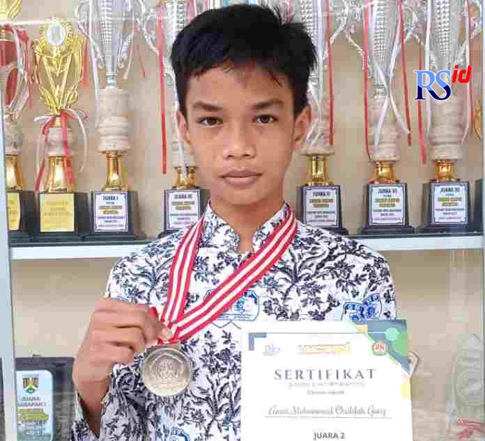 Amar MC Ganz menunjukkan medali dan piagam yang diraihnya dalam Olimpiade IPA jenjang pendidikan SMP/MTs se-Indonesia. (Istimewa)