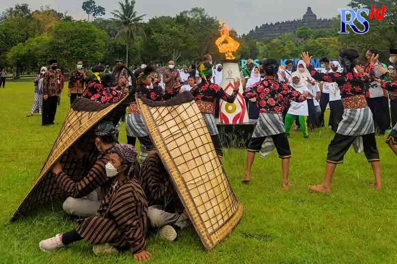 Kirab Obor Pesonas 2022 di Taman Lumbini Candi Borobudur, Sabtu (16/4) sore. (RIRI RAHAYU/JAWA POS RADAR SEMARANG)