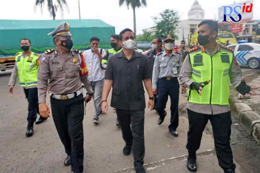 Wali kota Pekalongan HA Afzan Arslan Djunaid saat melakukan pantuan di salah satu pos pengamanan Selasa petang (26/4). (Lutfi Hanafi/Jawa Pos Radar Semarang)