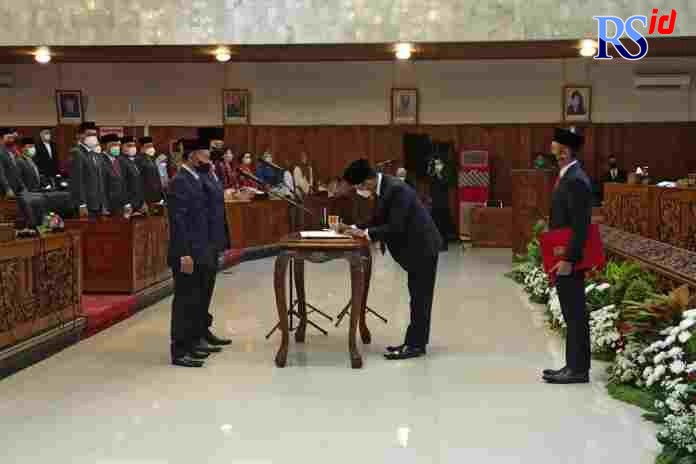 Ketua DPRD Kota Semarang Kadar Lusman melantik dua anggota baru pergantian antar waktu (PAW), kemarin. (ADENNYAR WYCAKSONO/ JAWA POS RADAR SEMARANG)