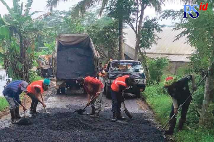 DPUPR Kabupaten Magelang memperbaiki kerusakan jalan alternatif untuk sambut arus mudik Lebaran. (Istimewa)