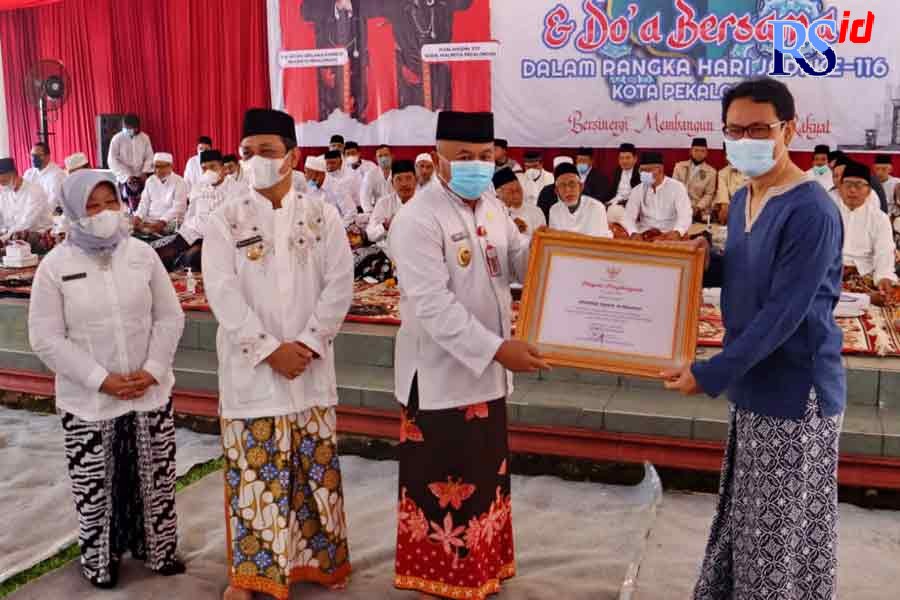 Salah seorang perwakilan keluarga tokoh yang namanya diabadikan sebagai nama jalan menerima piagam perhargaan dari Pemkot Pekalongan Jumat (1/4). (Istimewa)