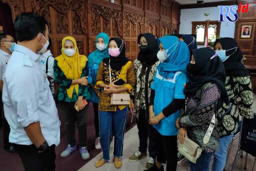 Bupati Batang Wihaji saat berbincang dengan para korban PHK PT Wasabi. (RIYAN FADLI/JAWA POS RADAR SEMARANG)