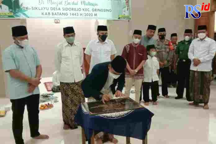 Bupati Batang Wihaji menandatangani prasasti peresmian masjid Baitul Muttaqin Dukuh Siklayu, Desa Sidorejo Rabu (6/4). (Istimewa)