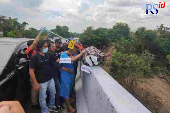 Pelaku Donny Christiawan Eko Wahyudi saat melakukan adegan membuang jenazah Sweetha Kusuma Gatra Subardiya di Jalan Tol Semarang-Bawen KM 425. (M HARIYANTO/JAWA POS RADAR SEMARANG)