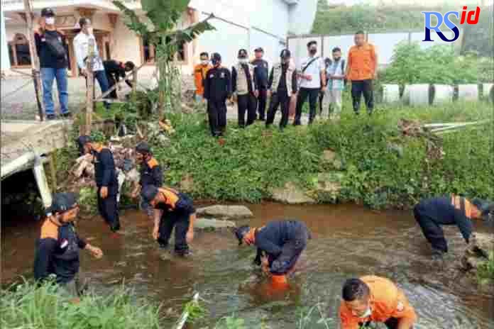 Relawan Garung Keren membersihkan Wangan Aji usai dikukuhkan Rabu (30/3) di Pendopo Kecamatan Garung. (Istimewa)