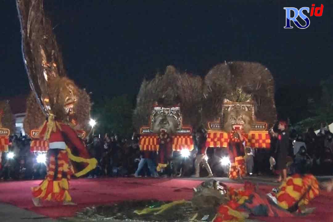 Berbagai kelompok kesenian reog di Kabupaten Temanggung menggelar aksi solidaritas di halaman gedung Temanggung TV Sabtu (16/4), agar reog diakui sebagai warisan budaya asli Indonesia. (ANANTA ERLANGGA MUSA / JAWA POS RADAR SEMARANG)