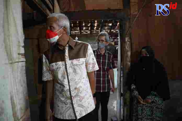Ganjar Pranowo melihat ke dalam rumah, Mbah Suliyah, warga Mangunharjo, Tugu, Kota Semarang, yang di bedah, karena tidak layak huni. (Istimewa)