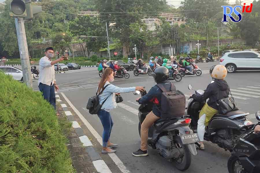 PKL Taman Indonesia Kaya Membagikan Takjil ke Pengendara yang Melintas di Jalan Pahalawan Semarang. (M RIDWAN TRI ANGGORO /JAWA POS RADAR SEMARANG)