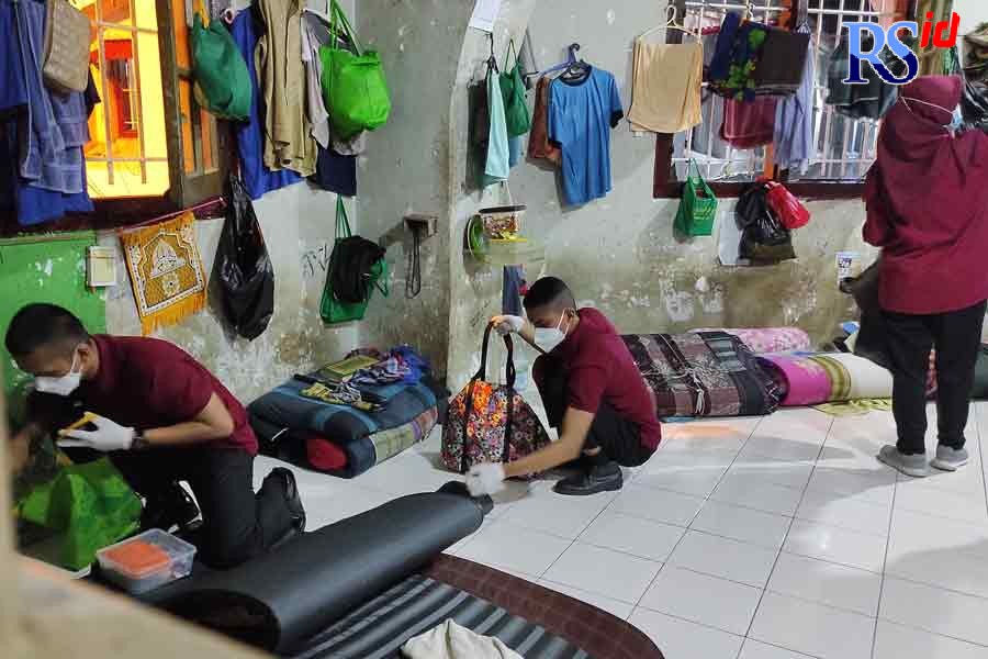 Para anggota melakukan cek kamar tahanan di Lapas Ambarawa. (Nurfaik Nabhan/Jawa Pos Radar Semarang)