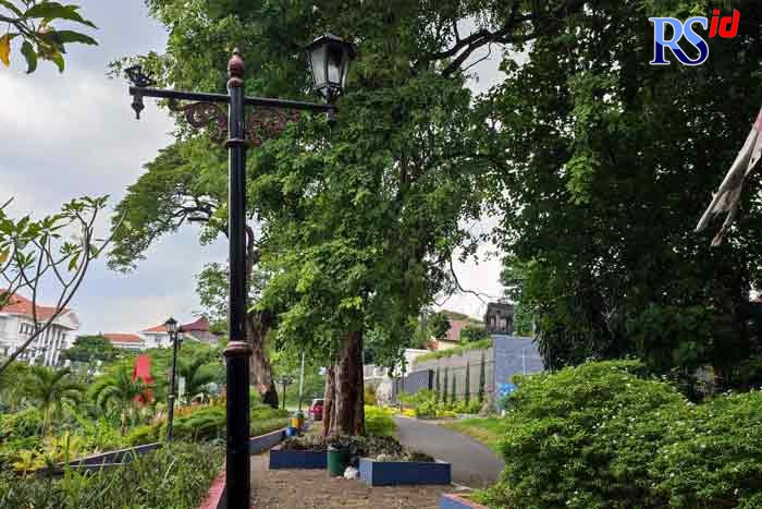 Kondisi Taman Wilis yang dipenuhi sampah. (M Ridwan Tri Anggoro / Jawa Pos Radar Semarang)
