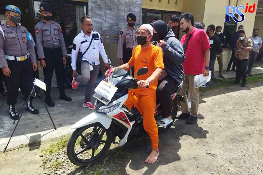 Tersangka MB, mengikuti rekontruksi kasus pembunuhan di Sungai Bolong. Rekontrusi dilakukan di Mapolres Magelang kemarin (5/4). (LUQMAN SULISTIYAWAN/JAWA POS RADAR SEMARANG)