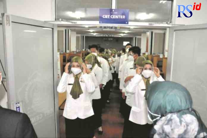 SUMPAH APOTEKER : Para Mahasiswa Prodi Profesi Apoteker Unissula siap-siap mengikuti sumpah apoteker ke III yang dilaksanakan 28 Oktober 2021 lalu. (ISTIMEWA)