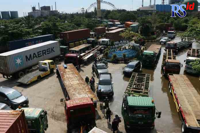MACET : Jalur menuju dan dari kawasan Pelabuhan Tanjung Emas Semarang macet total hingga Terboyo, semenjak banjir surut dan aktivitas Pelabuhan Tanjung Emas mulai berangsur normal Jumat (27/5) kemarin. (NUR CHAMIM/JAWA POS RADAR SEMARANG)