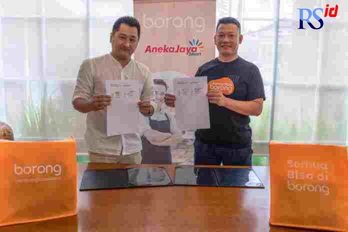 Country Manager Borong Indonesia Ronald Sipahutar (kanan) dan Direktur Utama PT Aneka Jaya Kwik Handoyo Sugiarto (kiri) melakukan penandatanganan MOU pemanfaatan platform Community Marketplace yang dikembangkan Borong untuk membantu pelaku UMKM di Semaran
