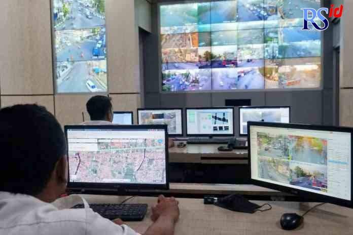 PANTAU LALIN: Petugas Dishub Kota Pekalongan saat memantau arus lalu lintas di sejumlah titik melalui CCTV. (Dok Kominfo)