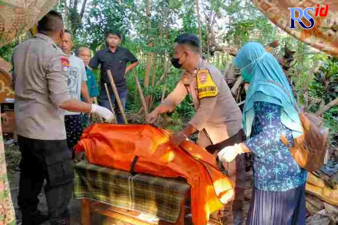 Petugas mengevakuasi balita yang tewas di sungai irigasi Pemalang. (Istimewa)