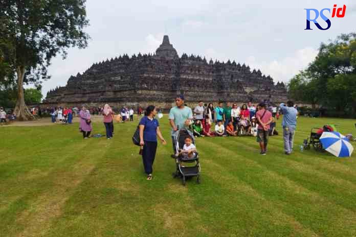 RAMAI : Libur Lebaran Rabu (4/5) Candi Borobudur diserbu pengunjung dari berbagai daerah. (LUQMAN SULISTIYAWAN/JAWA POS RADAR MAGELANG)