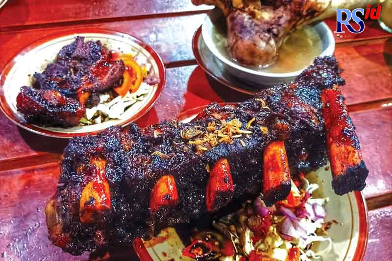 Iga bakar potongan besar yang menggoda selera. (Istimewa)