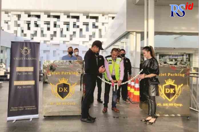 RESMIKAN: GM Angkasa Pura Bandara Ahmad Yani Semarang Hardi Ariyanto didampingi Dirut PT DK 99 Corp Dian Kheisya (kanan) saat meresmikan Layanan Valet dan VIP Parking. (Istimewa)