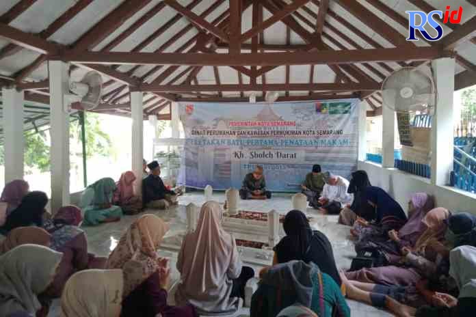 KHUSUS BERDOA : Para peziarah khusuk berdoa di Makam KH Sholeh Darat di komplek pemakaman umum Bergota Semarang Jumat (6/5) kemarin.  (FIGUR RONGGO WASSALIM/ JAWA POS RADAR SEMARANG)